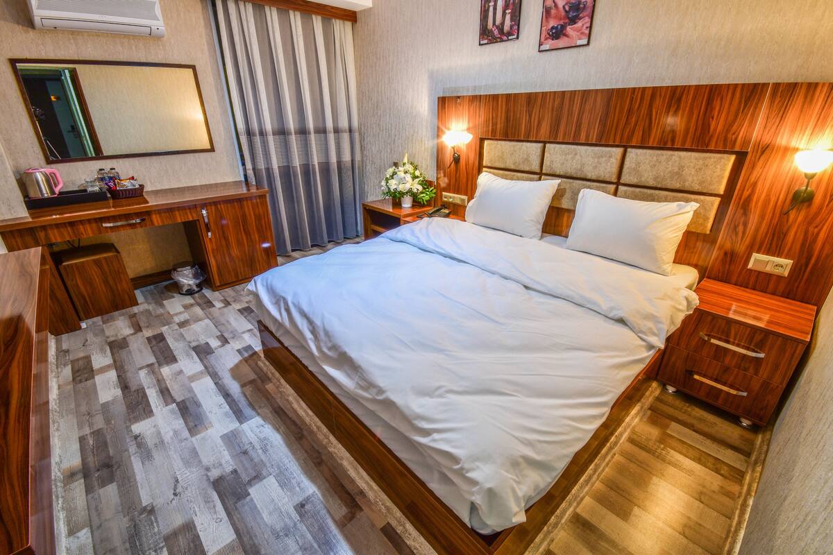 Economy Double Room | Minibar, blackout drapes, soundproofing, WiFi (free)