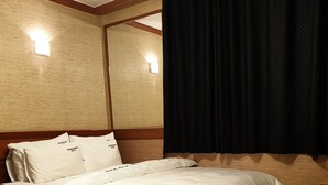 高級寢具、記憶床墊、書桌、免費無線上網