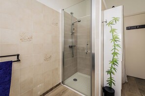 Combined shower/tub, bidet - Maison Elena, luxury holiday home with private swimming pool in Eymet (Eymet)