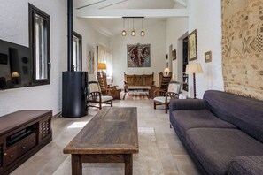 TV, DVD player, livros, aparelho de som