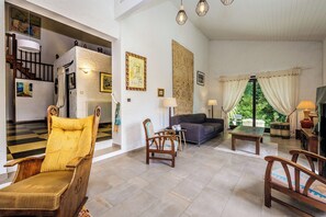 TV, DVD player, livros, aparelho de som