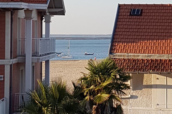 Vue depuis le balcon-terrasse : un peu zoomée, mais la vue est bien celle-ci