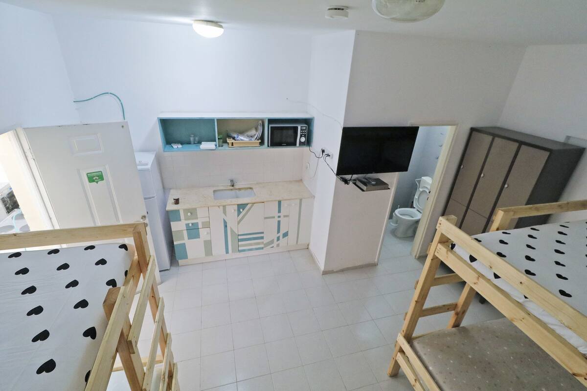 Shared Dormitory, 6 wood Beds | Privékeuken | Een koelkast/vriezer, een magnetron, een oven, een kookplaat