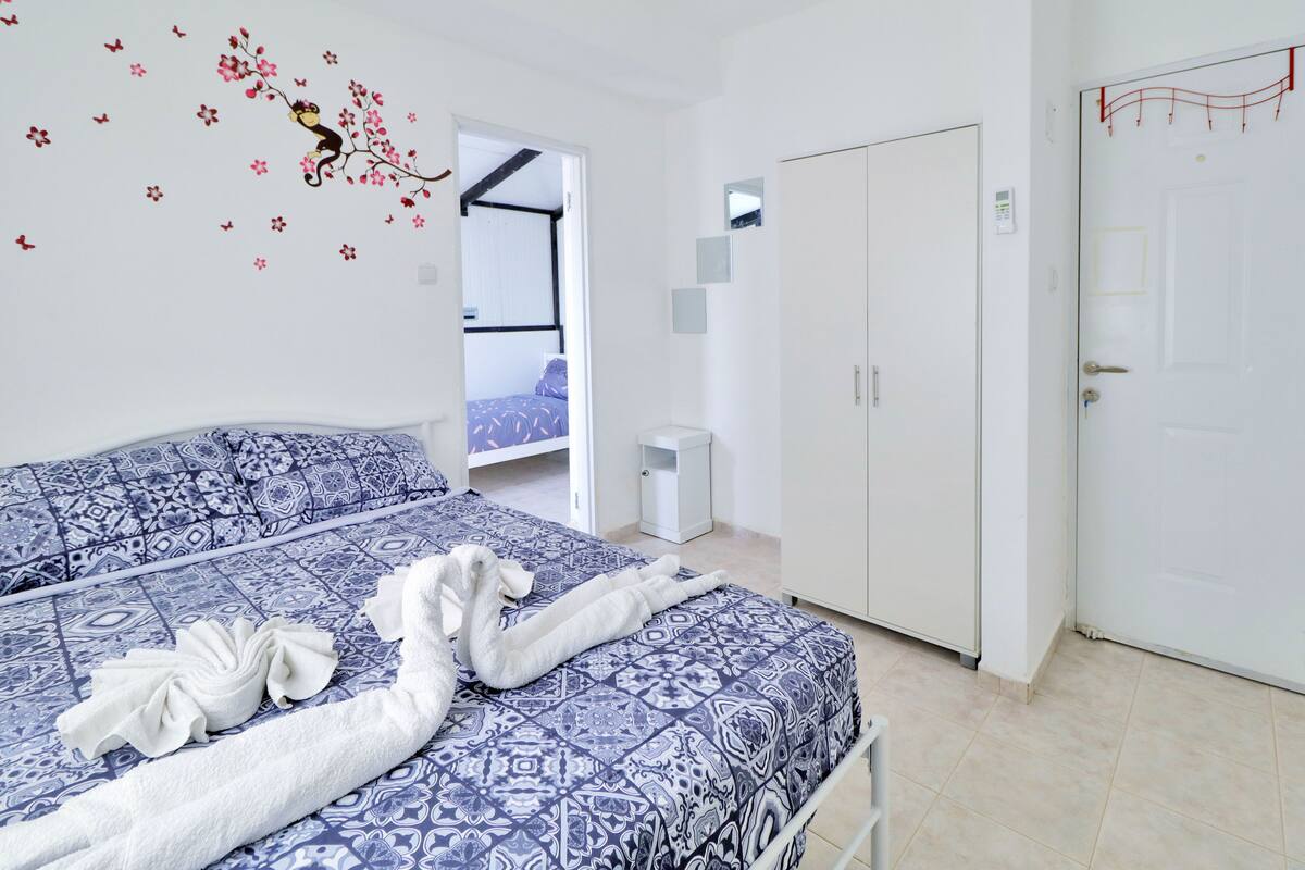 Standaard driepersoonskamer, meerdere bedden, uitzicht op zee | Extra bedden, gratis wifi