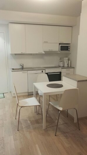 Appartement, sauna | Cuisine privée | Grand réfrigérateur, micro-ondes, four, plaque de cuisson