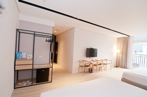 Deluxe Quadruple Room | Desk, blackout drapes, soundproofing, free WiFi