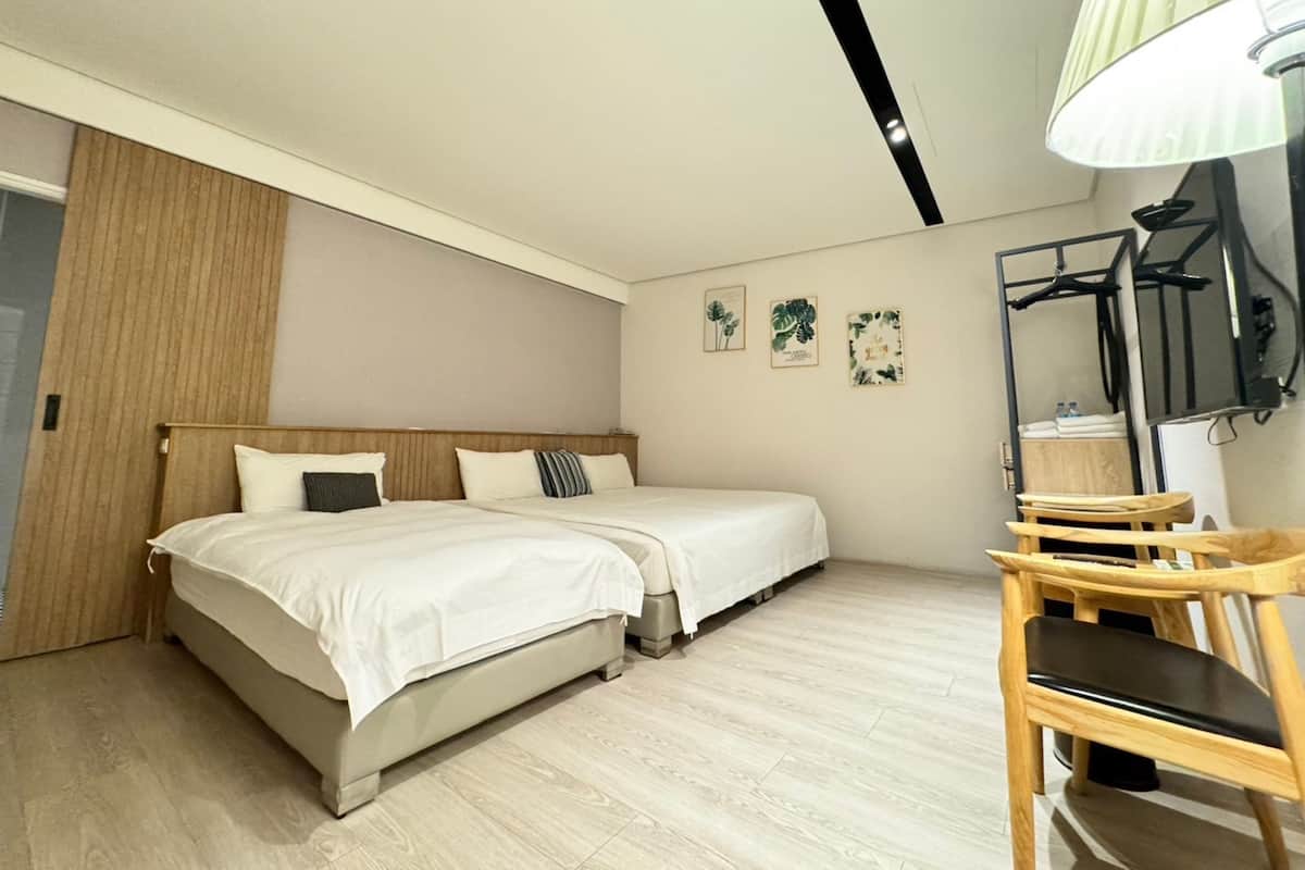 Habitación triple Deluxe | 1 dormitorio, escritorio, cortinas opacas y sistema de insonorización