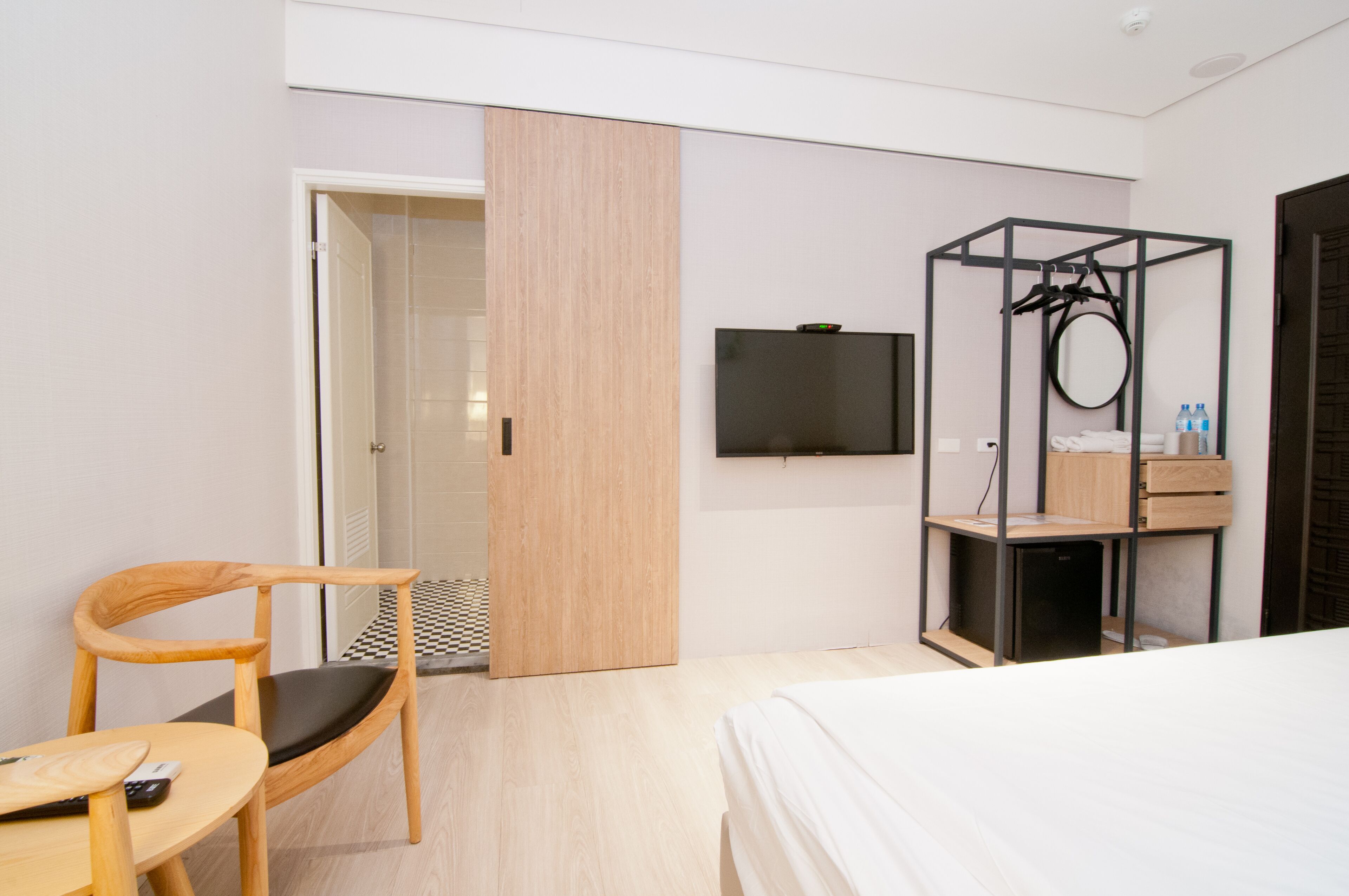 deluxe double room, 1 queen bed | 1 bedroom, desk, blackout curtains, soundproofing