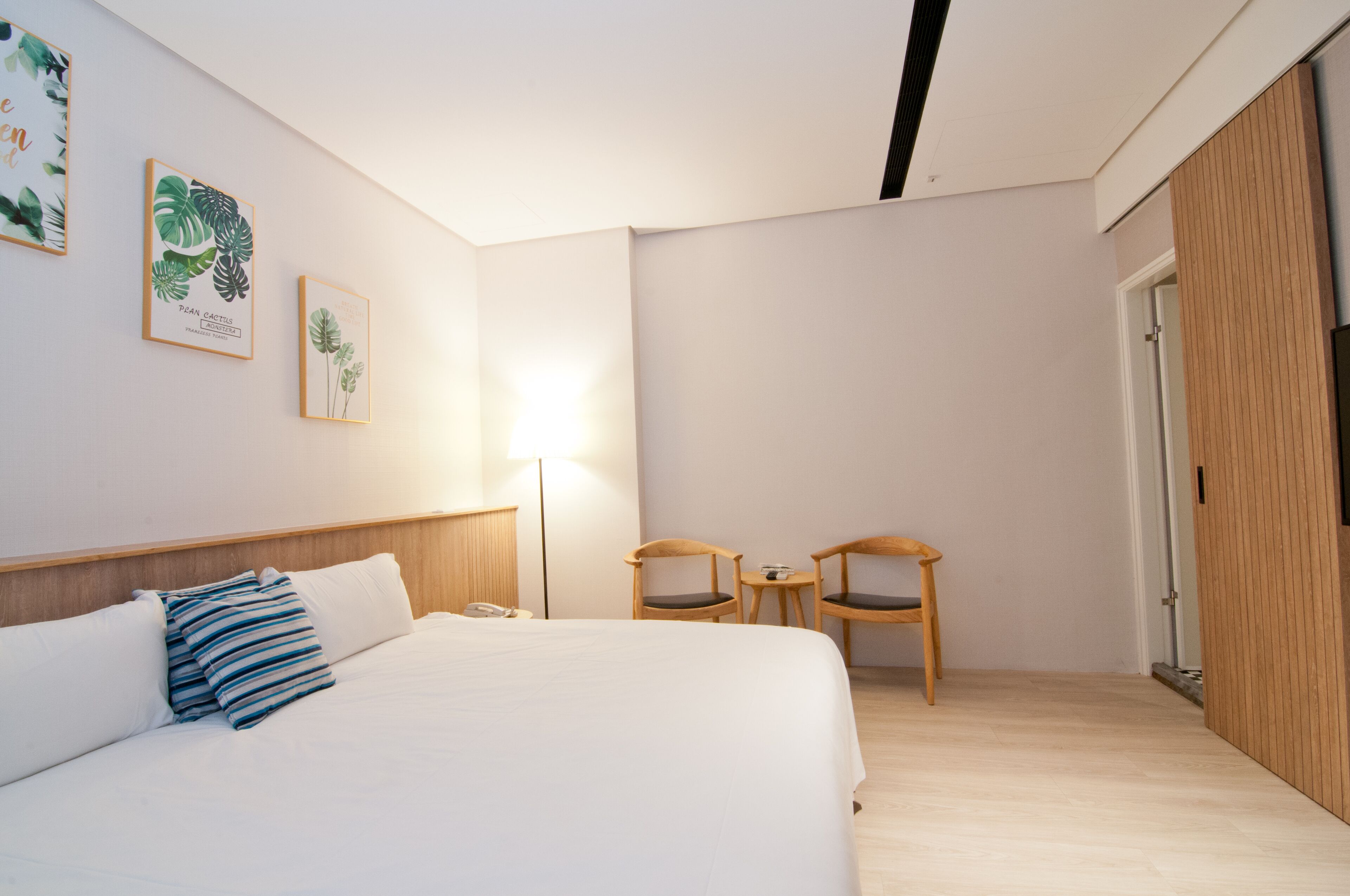 deluxe double room, 1 queen bed | 1 bedroom, desk, blackout curtains, soundproofing