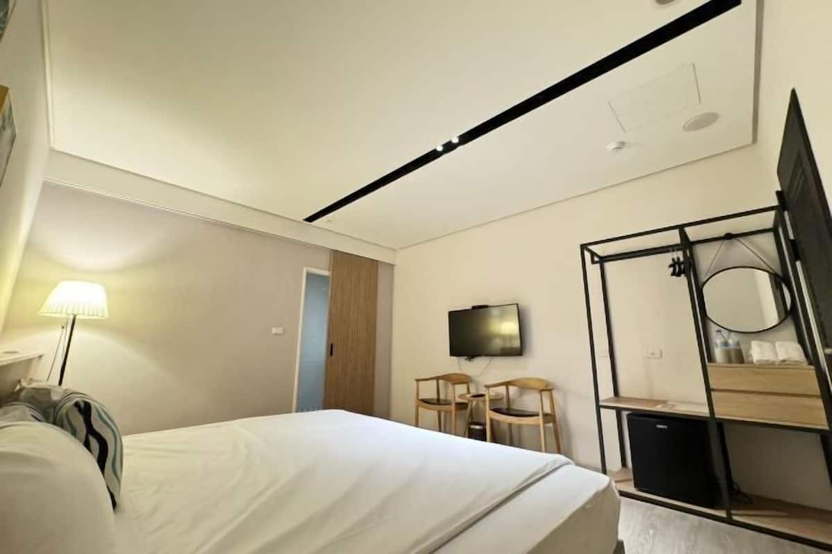 1 dormitorio, escritorio, cortinas opacas y sistema de insonorización