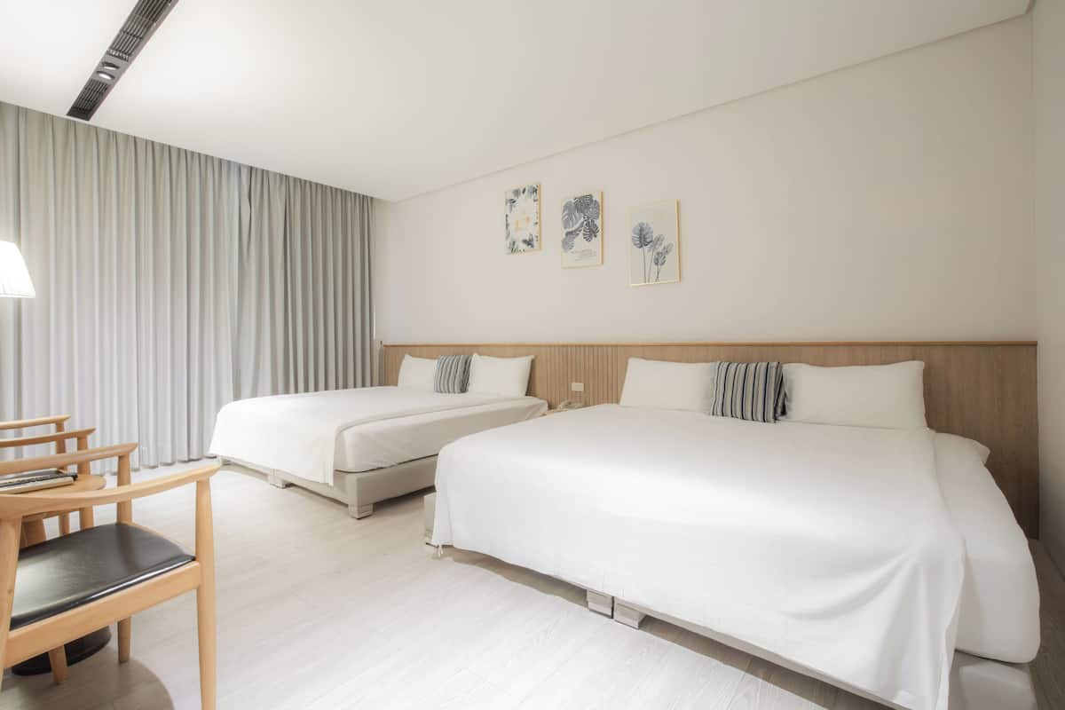 Deluxe Quadruple Room | Desk, blackout drapes, soundproofing, free WiFi