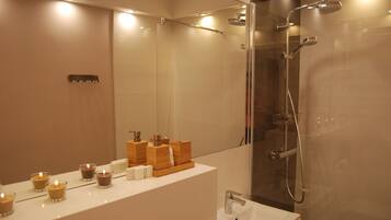 Secadora de cabello, pantuflas, toallas, shampoo