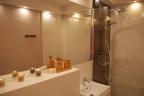 Hair dryer, slippers, towels, shampoo - 4 ALL APART HOTEL 5* (Swarzedz)