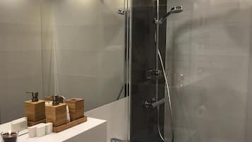Hårtørrer, hjemmesko, håndklæder, Shampoo