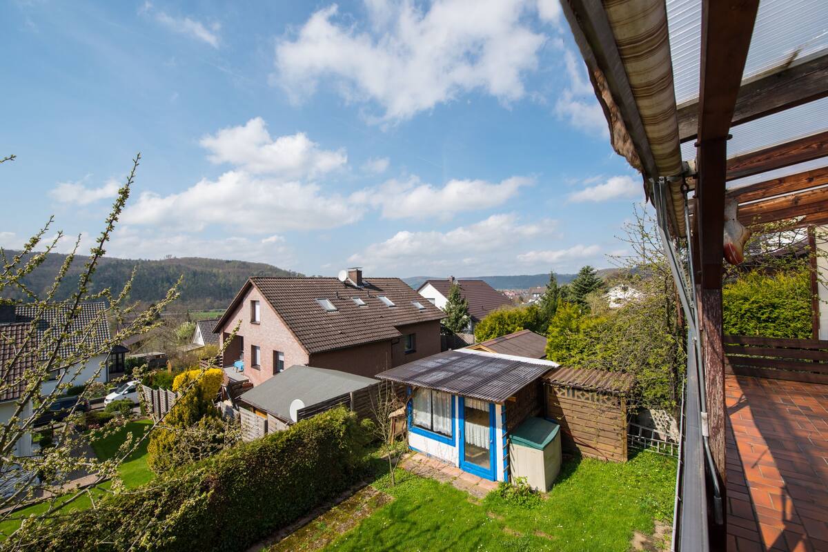 Un quartier résidentiel avec des maisons, un petit abri de jardin et un jardin.