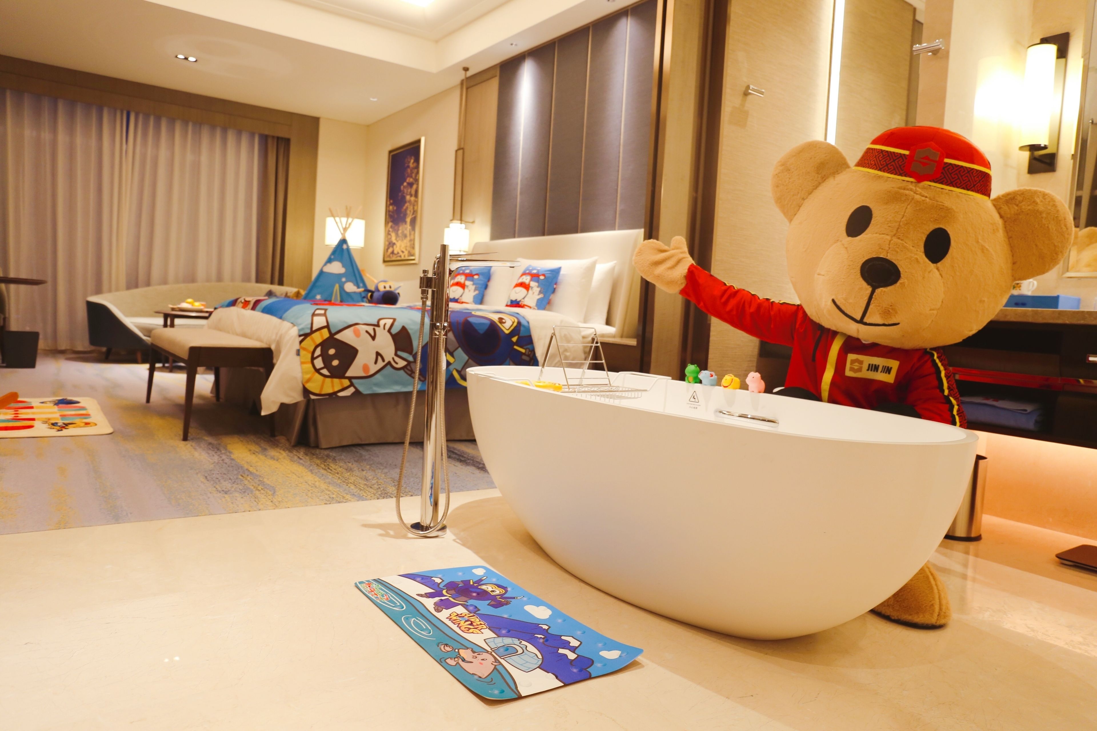 En mjuk, gosig nallebjörn som används som maskot i ett hotellbadrum.