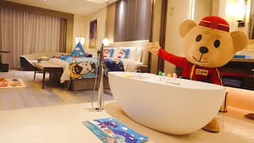 En mjuk, gosig nallebjörn som används som maskot i ett hotellbadrum.
