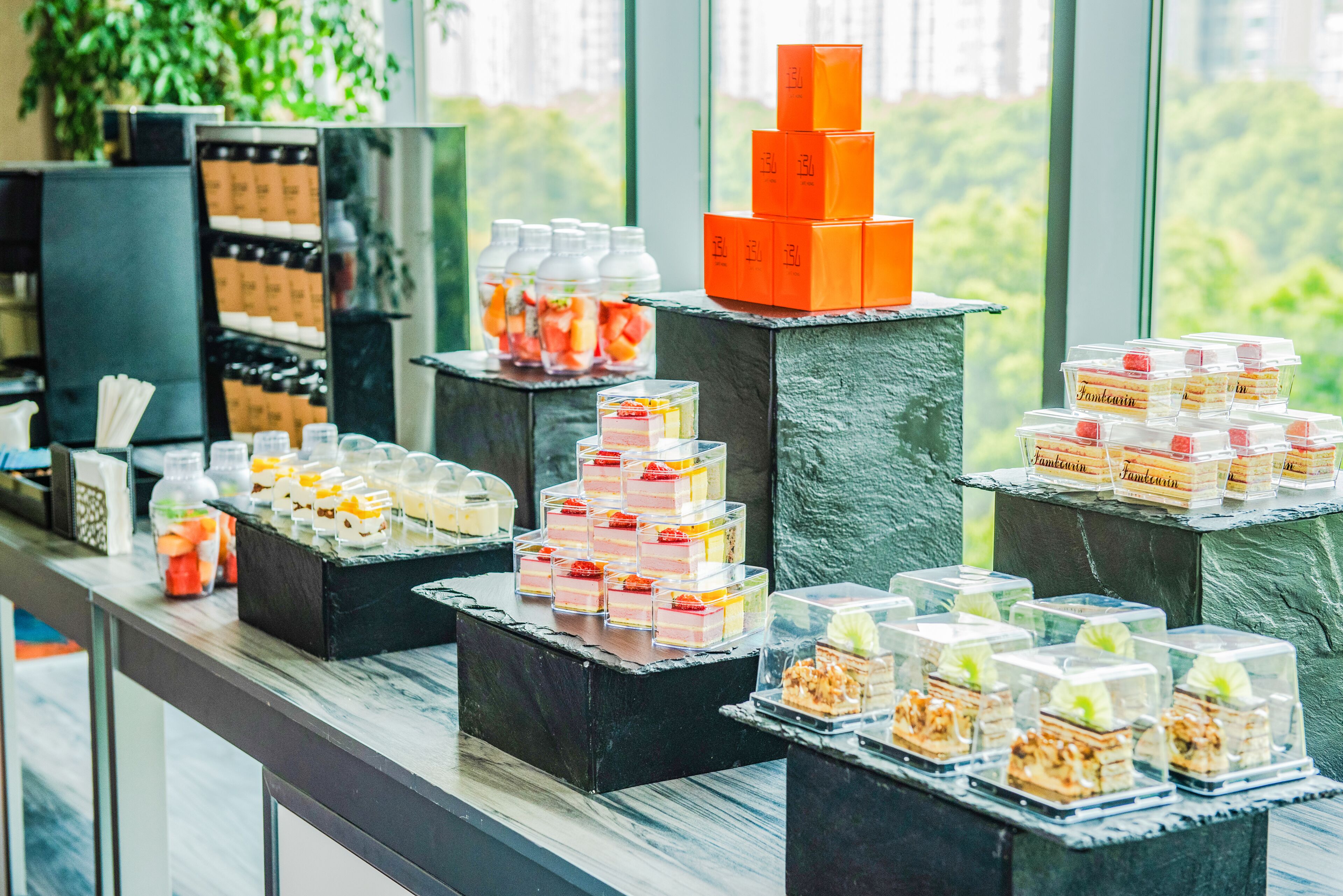 2 restaurants, lunch, dinner served; chinese cuisine