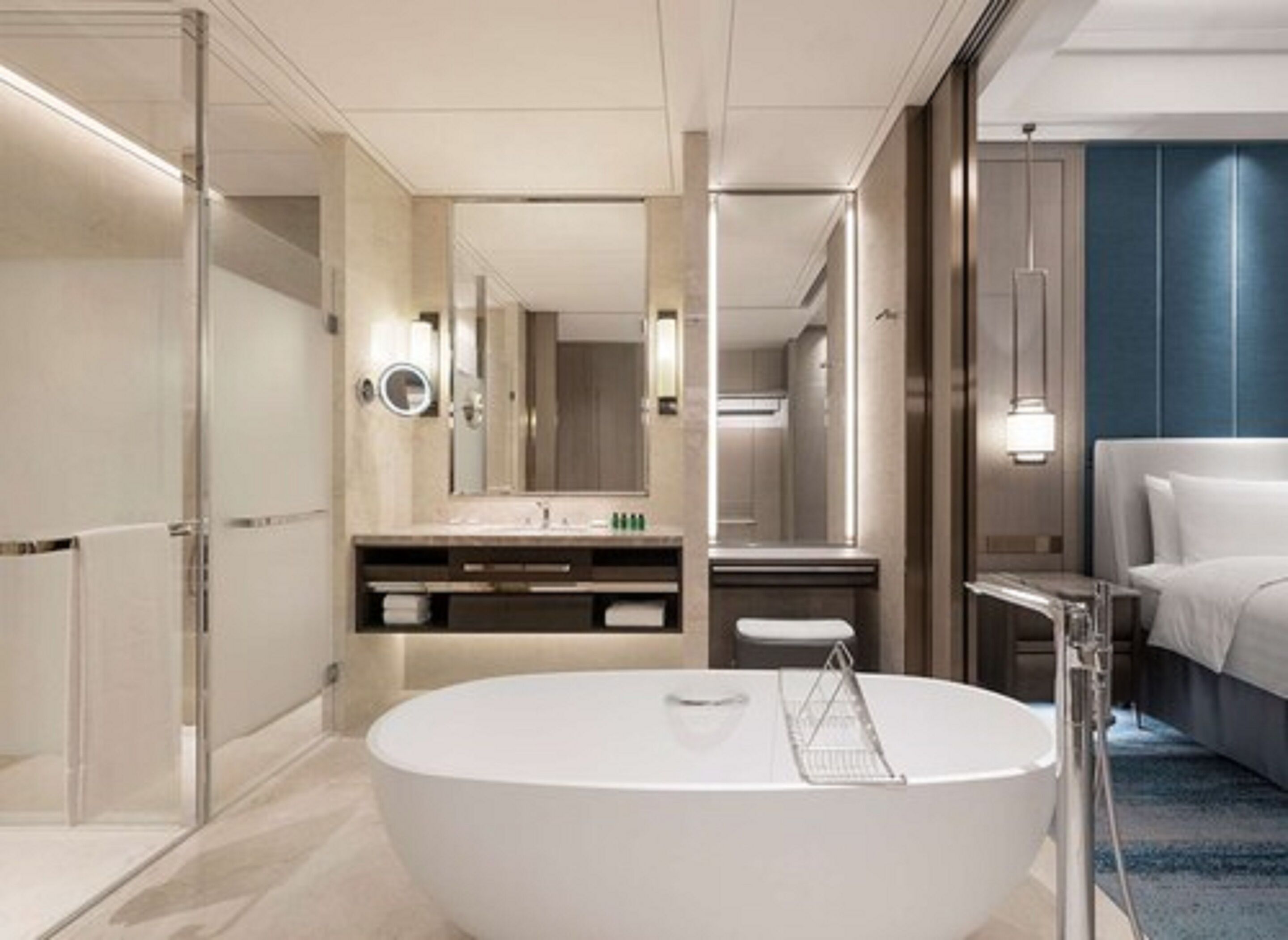 Une salle de bain moderne dotée d’une grande baignoire, d’un meuble-lavabo avec miroir et d’une zone de douche séparée.