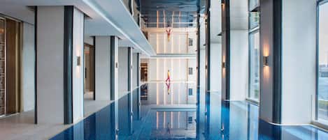 Inomhuspool och utomhuspool