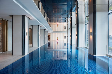 Una piscina techada, una piscina al aire libre