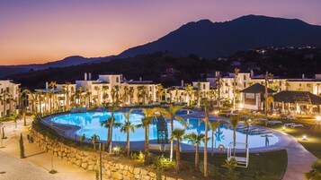 2 室外游泳池，日光浴躺椅