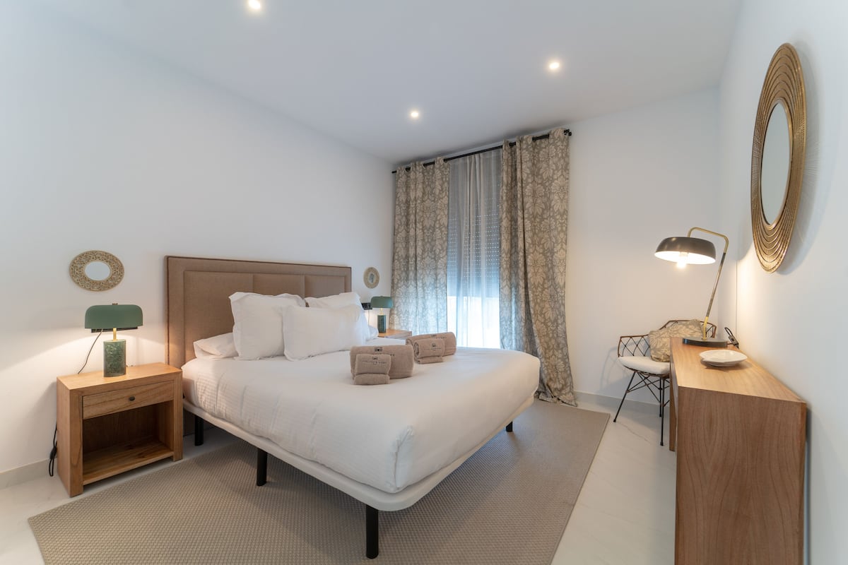 Family Apartment, 2 Bedrooms, Terrace, Mountain View | 1 bedroom, premium bedding, individually decorated