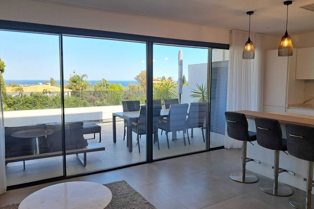 Leilighet – deluxe, havutsikt | Oppholdsområde | TV