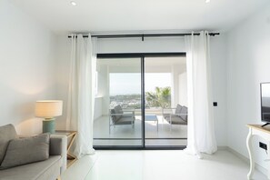 Familienapartment, 2 Schlafzimmer, Nichtraucher, Meerblick | Wohnbereich | Fernseher