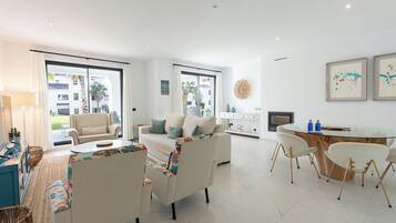 Familieleilighet, 3 soverom, terrasse | Oppholdsrom | TV