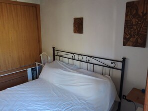 2 chambres, fer et planche à repasser