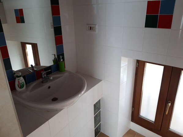 Douche, séchoir à cheveux, shampooing, papier de toilette