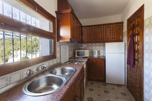 Een koelkast, een microgolfoven, een oven, een kookplaat