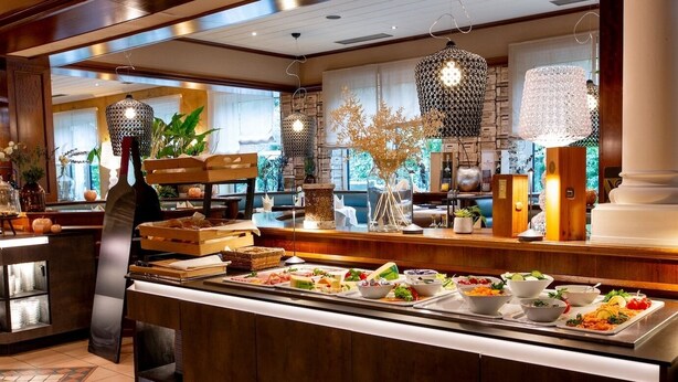 A buffet area with various food items and decorative elements. - Korbstadthotel Krone (Lichtenfels)