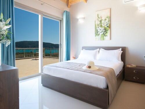 Luxury Villa Crystal with a beautiful view of Vlicho Bay!