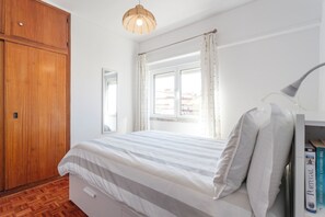 1 chambre, fer et planche à repasser, accès Internet, draps fournis