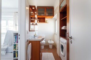 Amenidades de baño gratuitas, secadora de cabello, toallas 