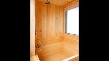 Deluxe Twin Room, 2 Twin Beds, Non Smoking, Private Bathroom | Bathroom | Separate tub and shower, deep soaking tub, rainfall showerhead
