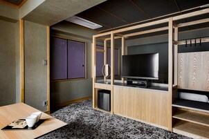 Exclusive Suite, Multiple Beds, Non Smoking, Private Bathroom | In-room safe, individually furnished, blackout drapes