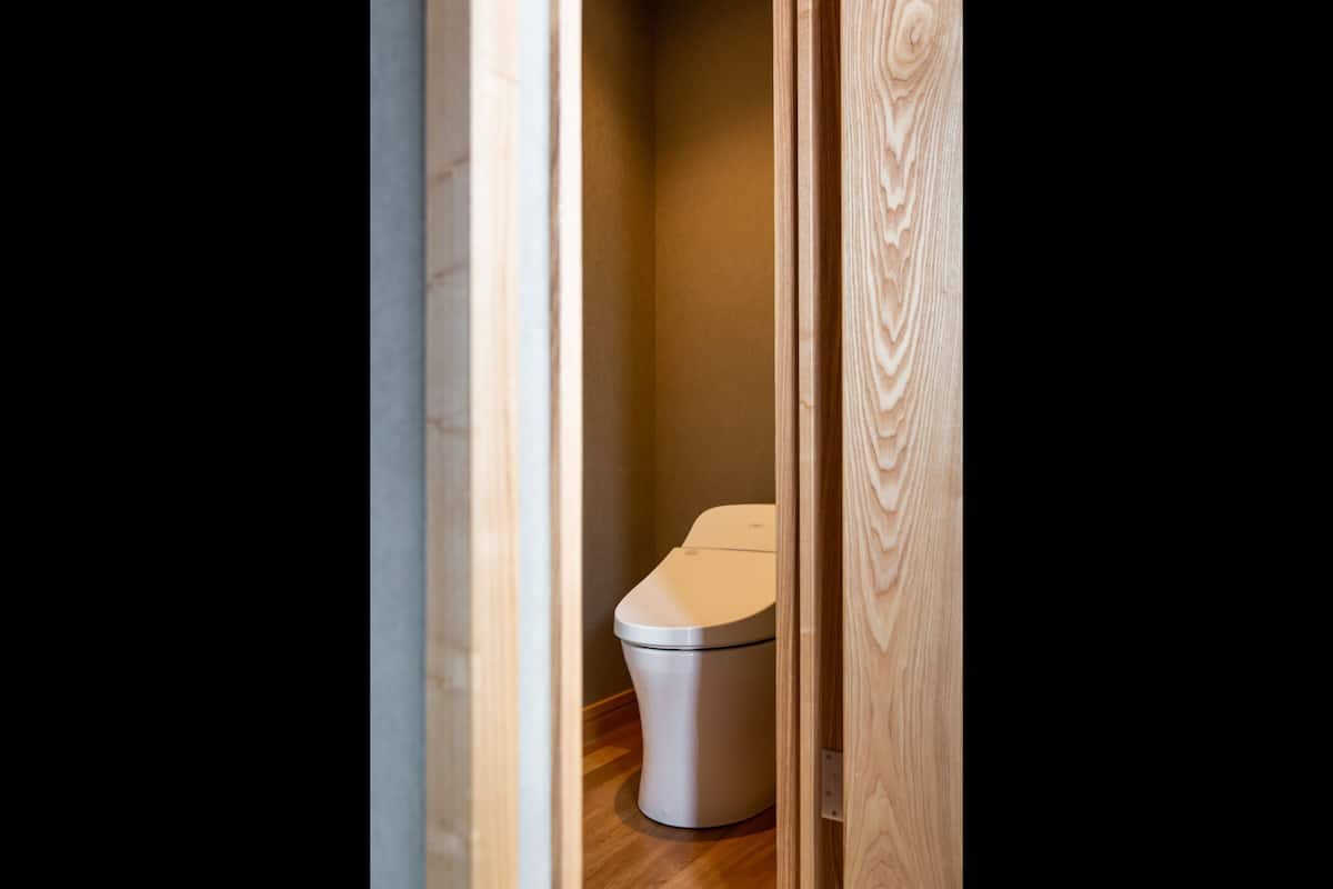 separate bathtub and shower, deep-soaking bathtub, rainfall showerhead