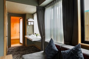 Caja de seguridad en la habitación y muebles diferentes 