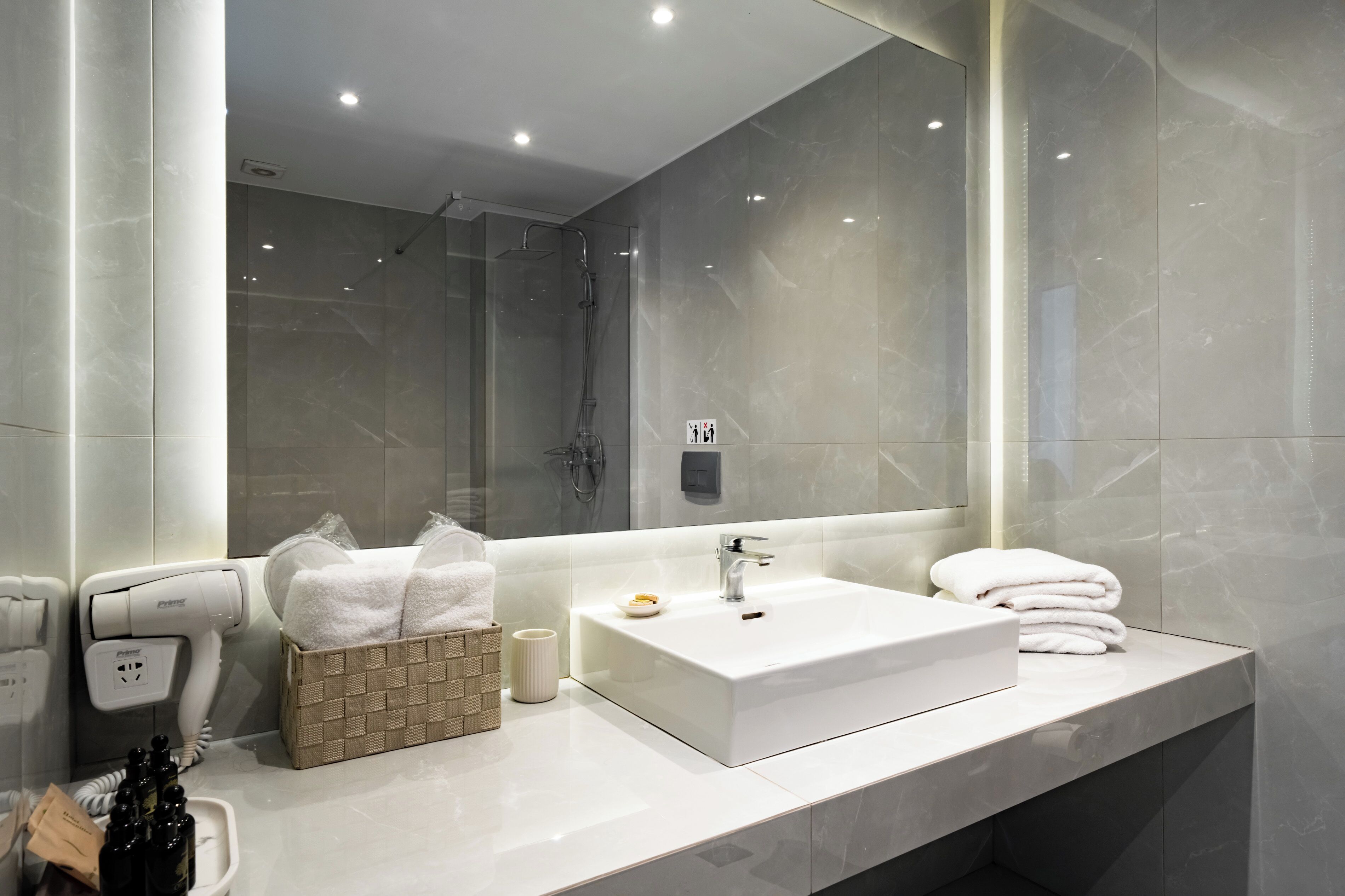Căn hộ Deluxe, 1 giường cỡ queen, quang cảnh đồi núi | Phòng tắm | Buồng tắm vòi sen, vòi sen phun mưa, đồ dùng nhà tắm miễn phí 