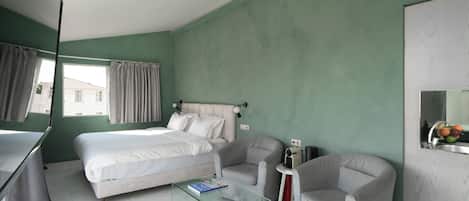 Penthouselejlighed - 1 queensize-seng - bakkeudsigt | Pengeskab på værelset, individuelt design, individuel indretning