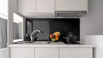 Penthouse, 1 Tempat Tidur Queen, pemandangan bukit | Dapur pribadi | Lemari es, kompor, mesin espresso, dan mesin pembuat kopi/teh