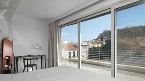 Leilighet – superior, 1 queensize-seng med sovesofa, utsikt mot høyde | Safe på rommet, individuelt dekorert og individuelt innredet