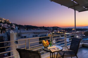 Penthouse, 1 Queen Bed, Hill View | Terrace/patio