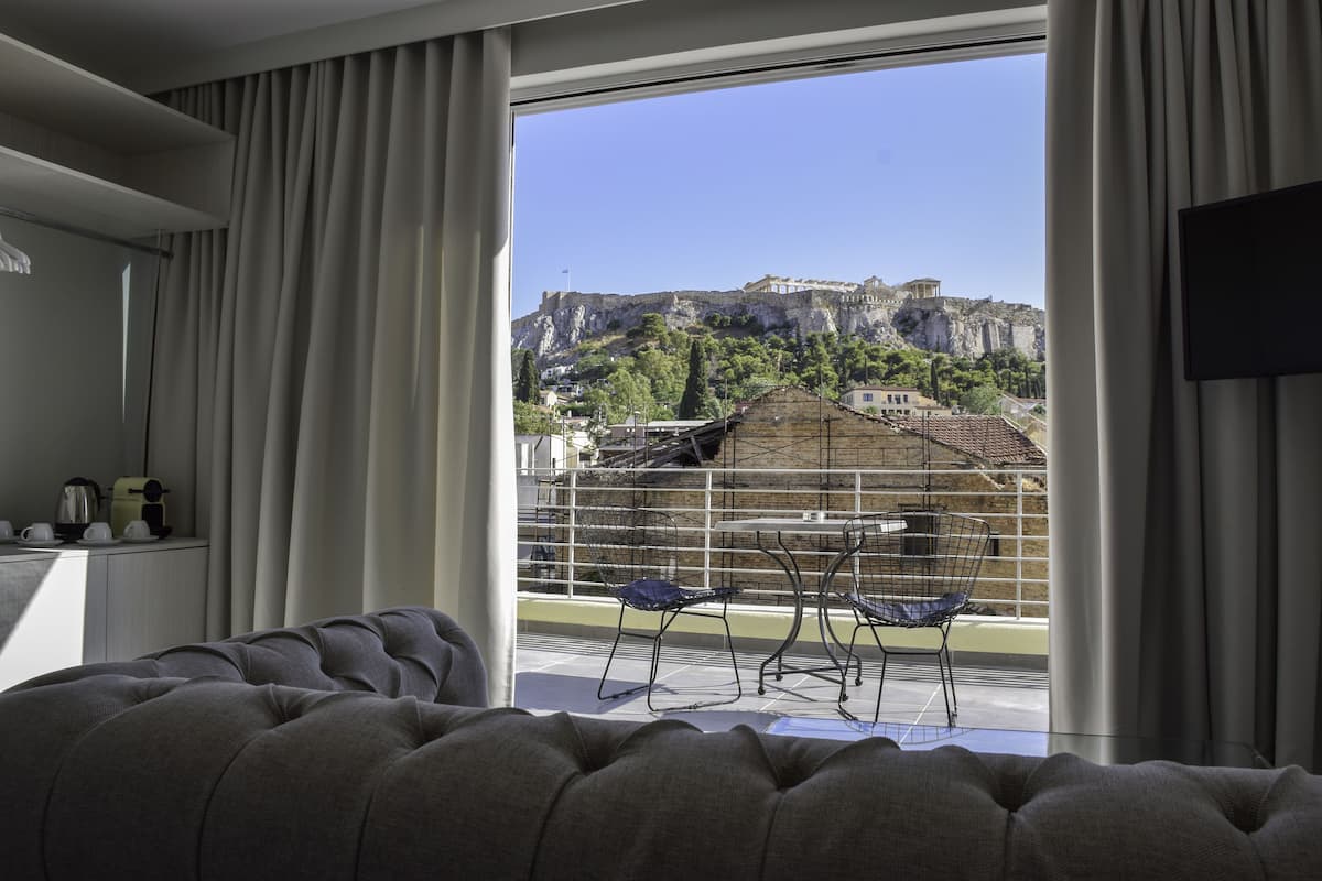 Superior Apartment, 1 Queen Bed with Sofa bed, Hill View | Living area | TV