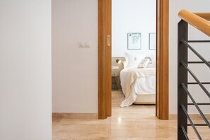 3 chambres, système d’insonorisation, fer et planche à repasser