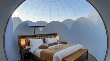 Bubble Suite King | Premium bedding, minibar, desk, free cots/infant beds