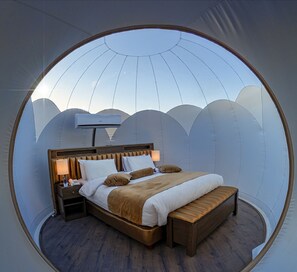 Bubble Suite King | Ropa de cama de alta calidad, minibar, escritorio y cunas gratuitas